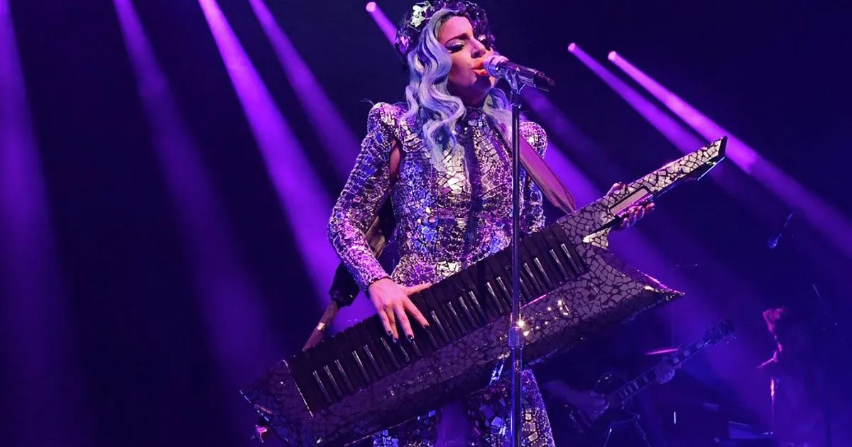 Lady Gaga cade dal palco insieme ad un fan ecco il video