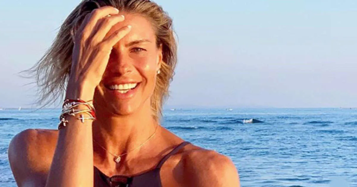 Martina Colombari la foto in costume conquista Instagram