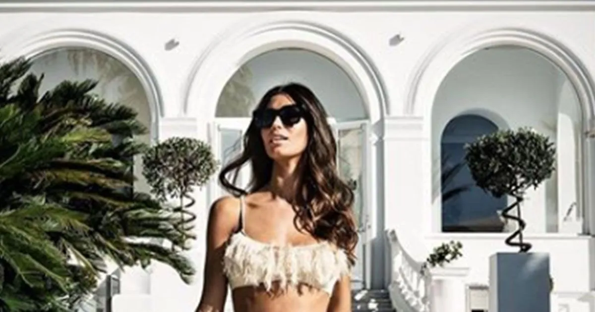 Federica Nargi in bikini color crema conquista tutti