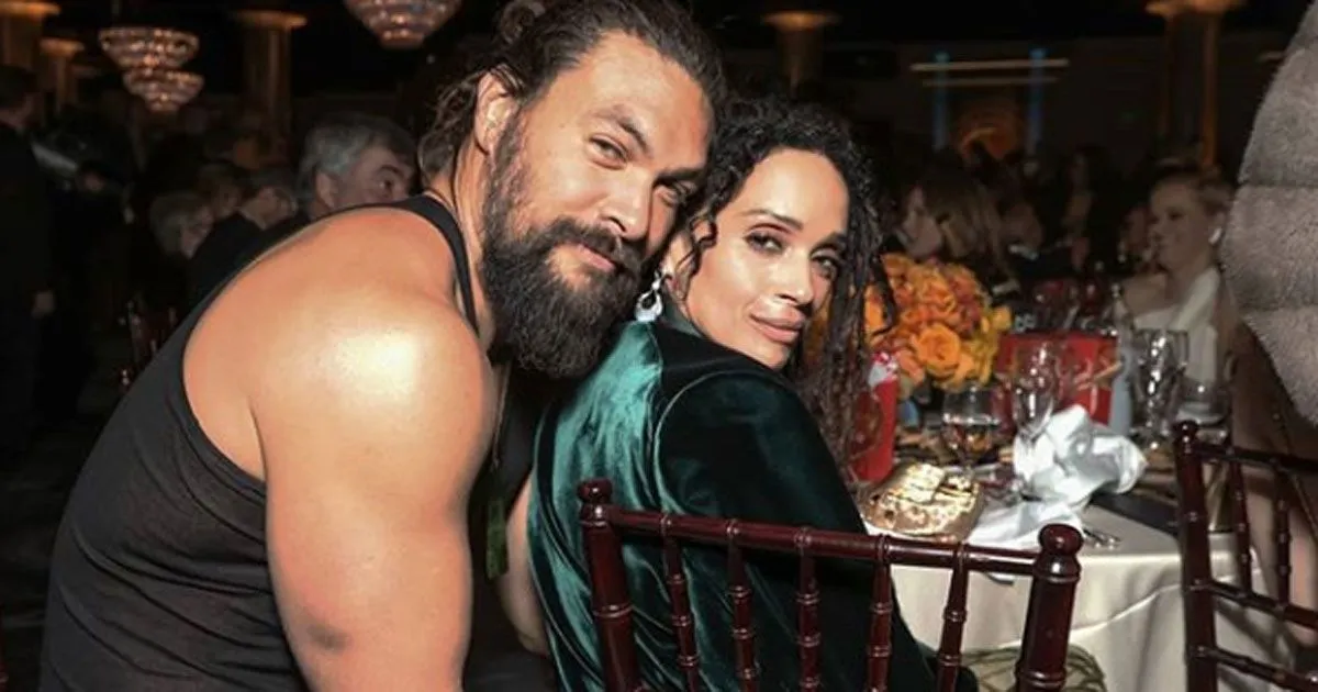 Jason Momoa era ai Golden Globes in canottiera ecco le foto