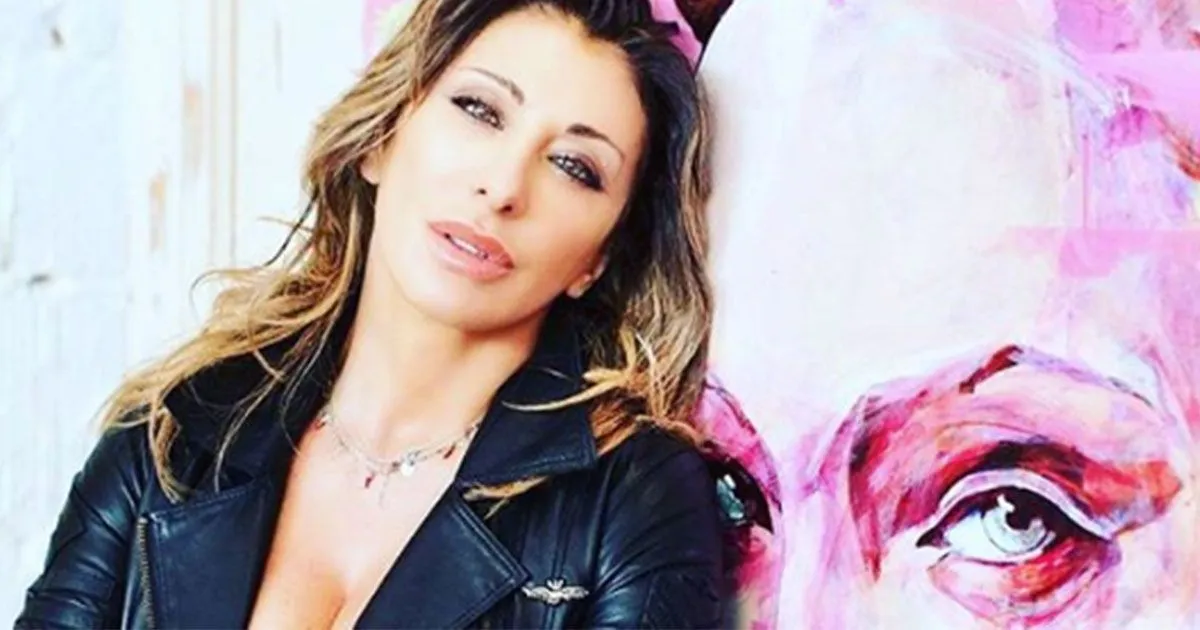 Sabrina Salerno sensualissima su Instagram in un micro giubbino nero