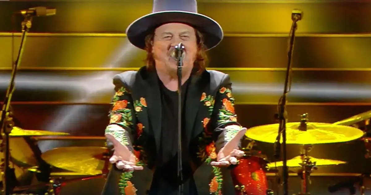 Sanremo le canzoni di Zucchero scatenano il pubblico dellAriston