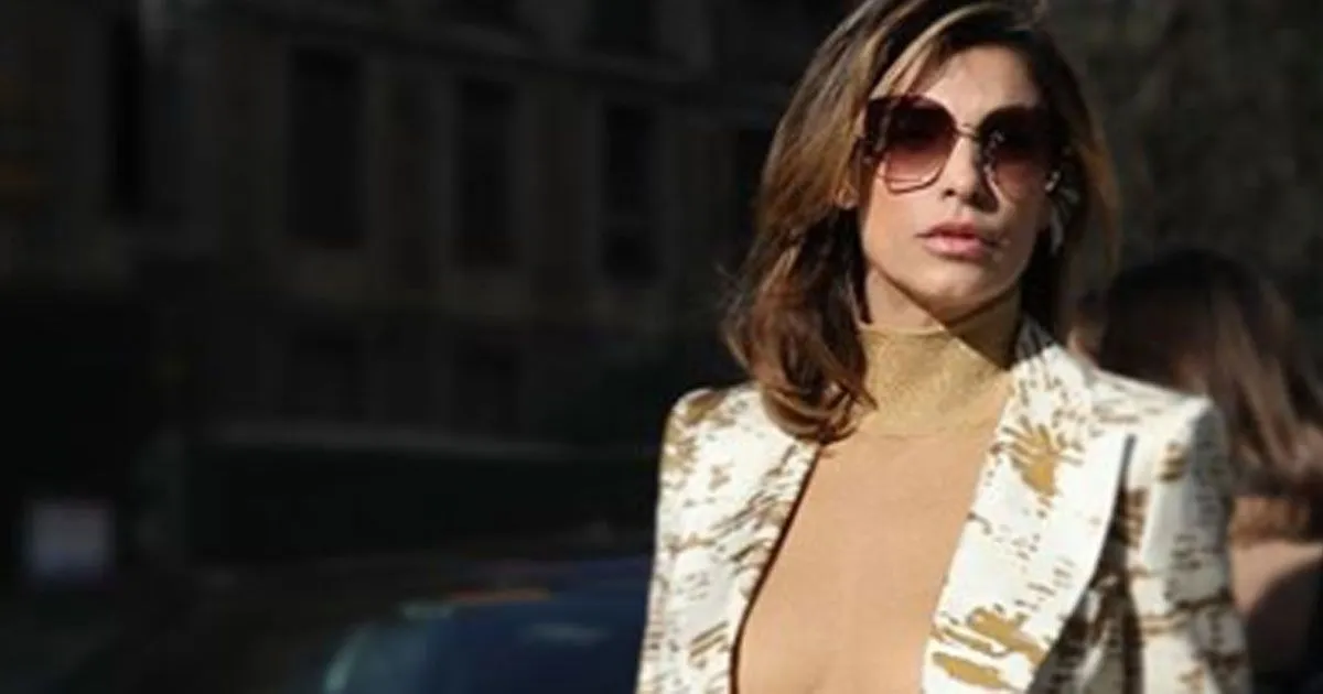 Elisabetta Canalis sotto la giacca una camicetta totalmente trasparente fa impazzire i fan