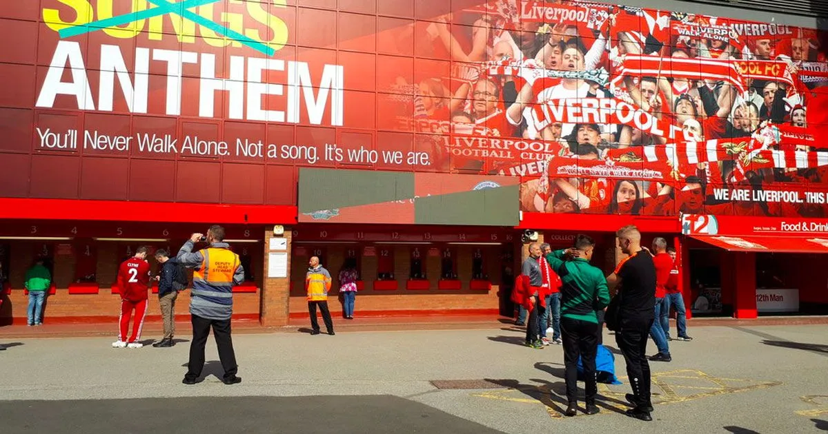 Gli steward del Liverpool aiuteranno gli anziani nei supermercati