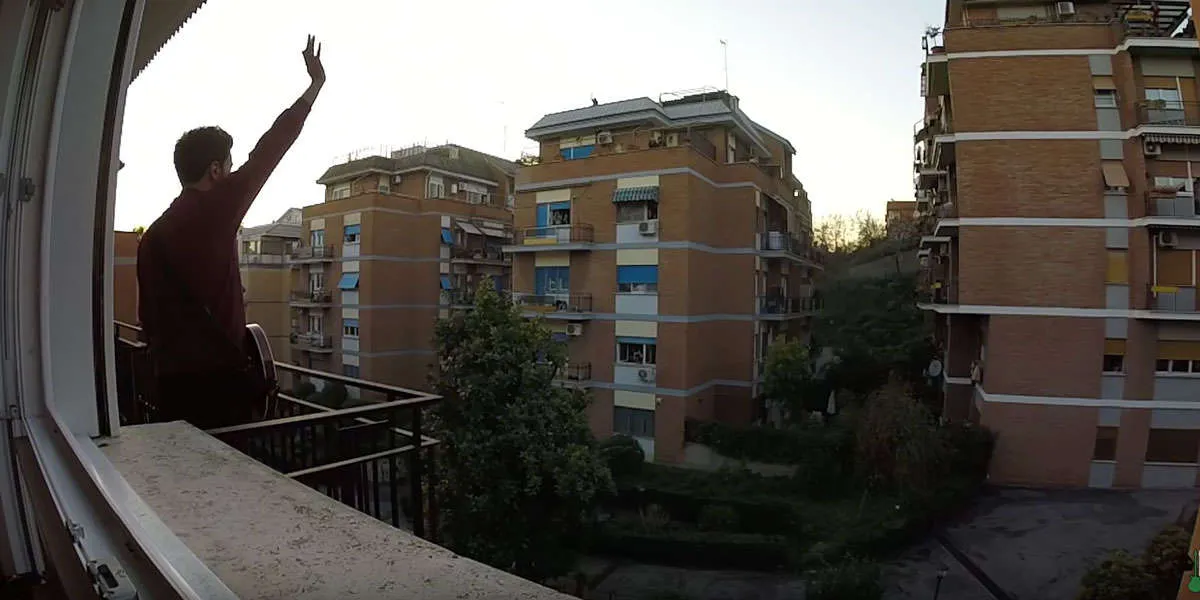 Suona We Will Rock You dei Queen dal proprio balcone il video