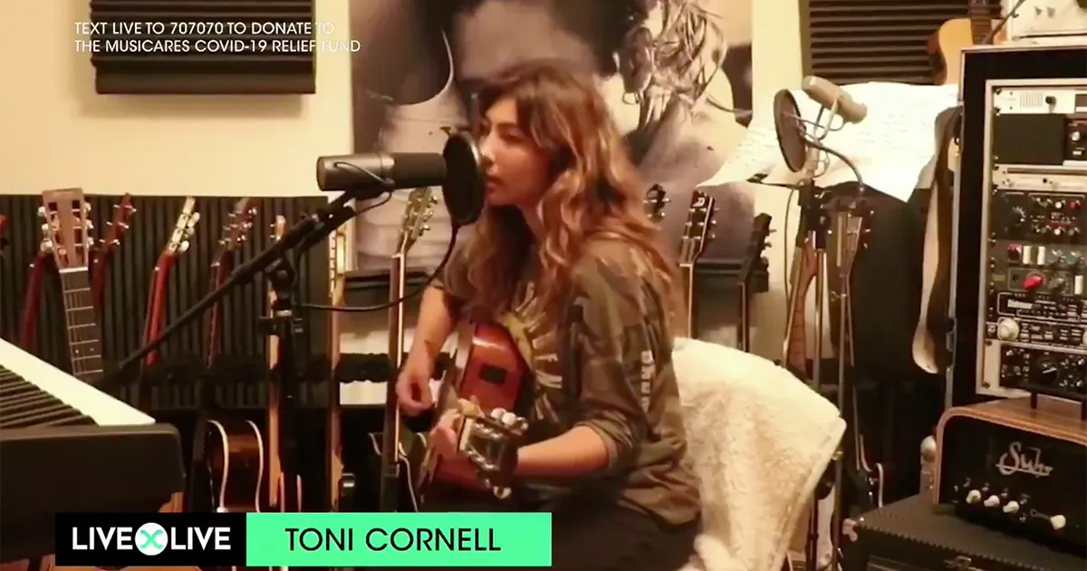 La figlia di Chris Cornell si esibisce cantando 8220Hunger Strike8221