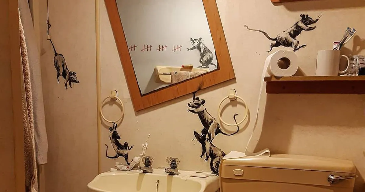 Lultima opera di BANKSY in smart working  semplicemente geniale