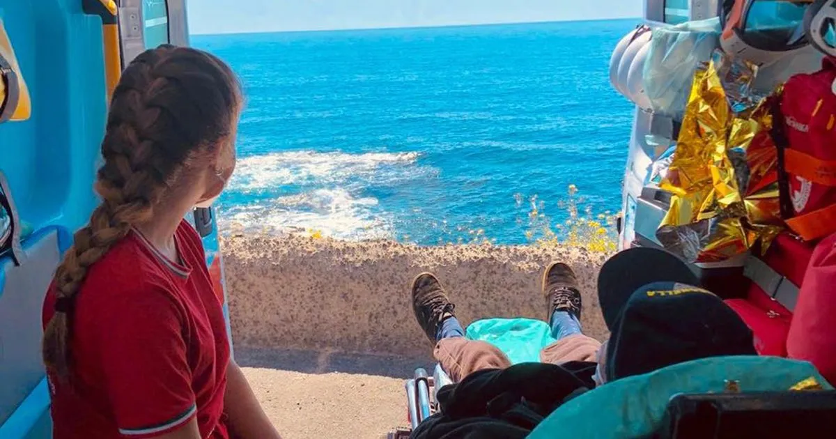 La croce rossa porta un paziente dimesso dallospedale sul lungo mare per un attimo di normalit
