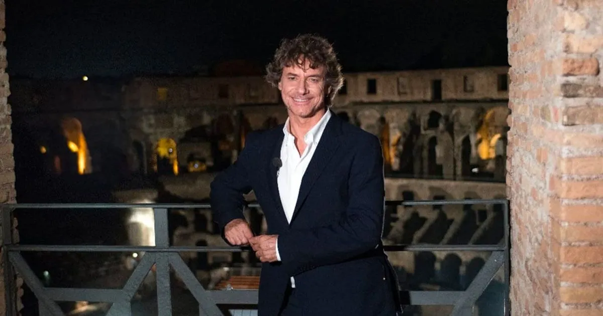 Alberto Angela ascolta il suo primo podcast dedicato a Cleopatra