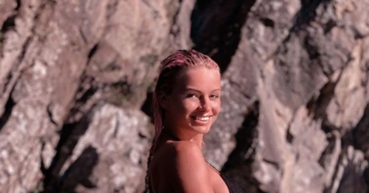  Mercedesz Henger la foto in costume conquista Instagram