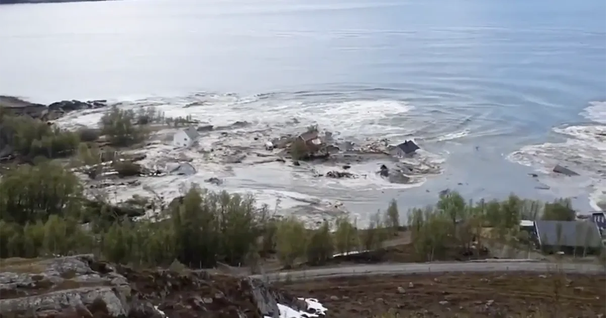 Frana in Norvegia trascina le casa in mare nessun ferito