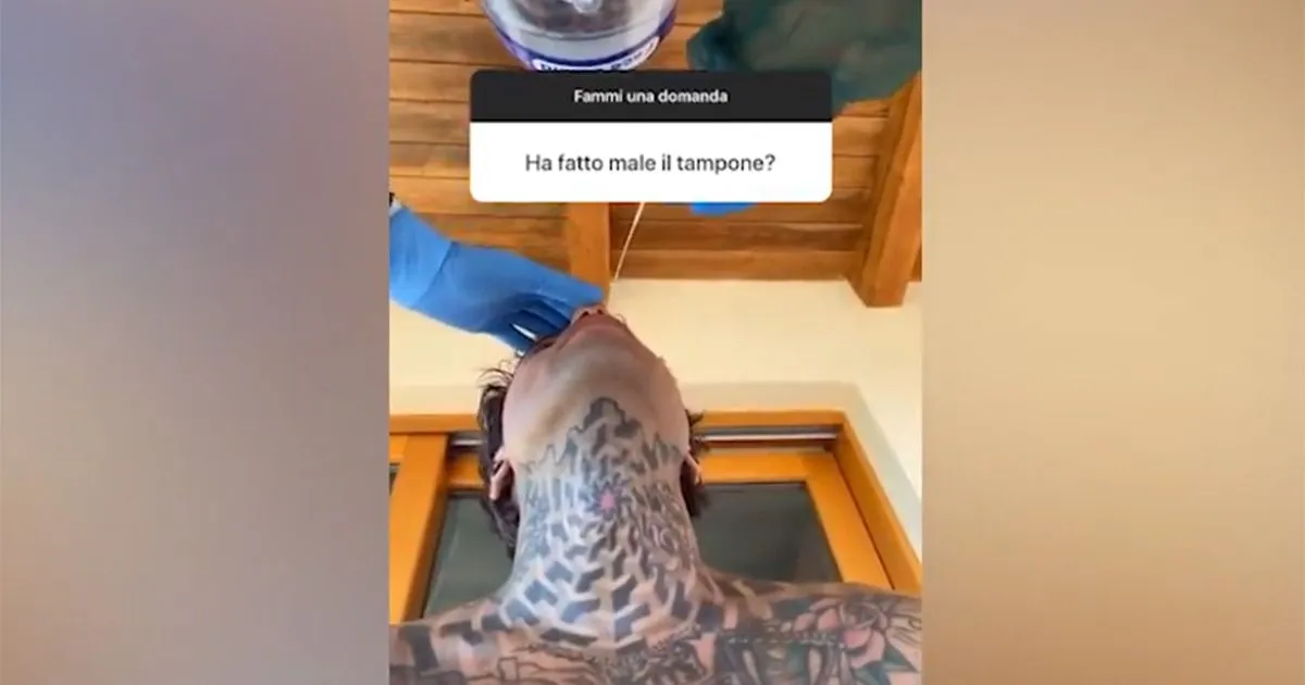 Fedez e Chiara Ferragni eseguono il tampone in Sardegna e lui posta il video