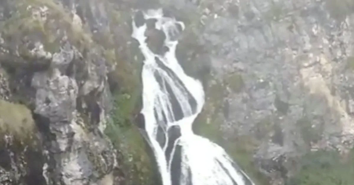 In Per c una cascata che assomiglia ad un abito da sposa