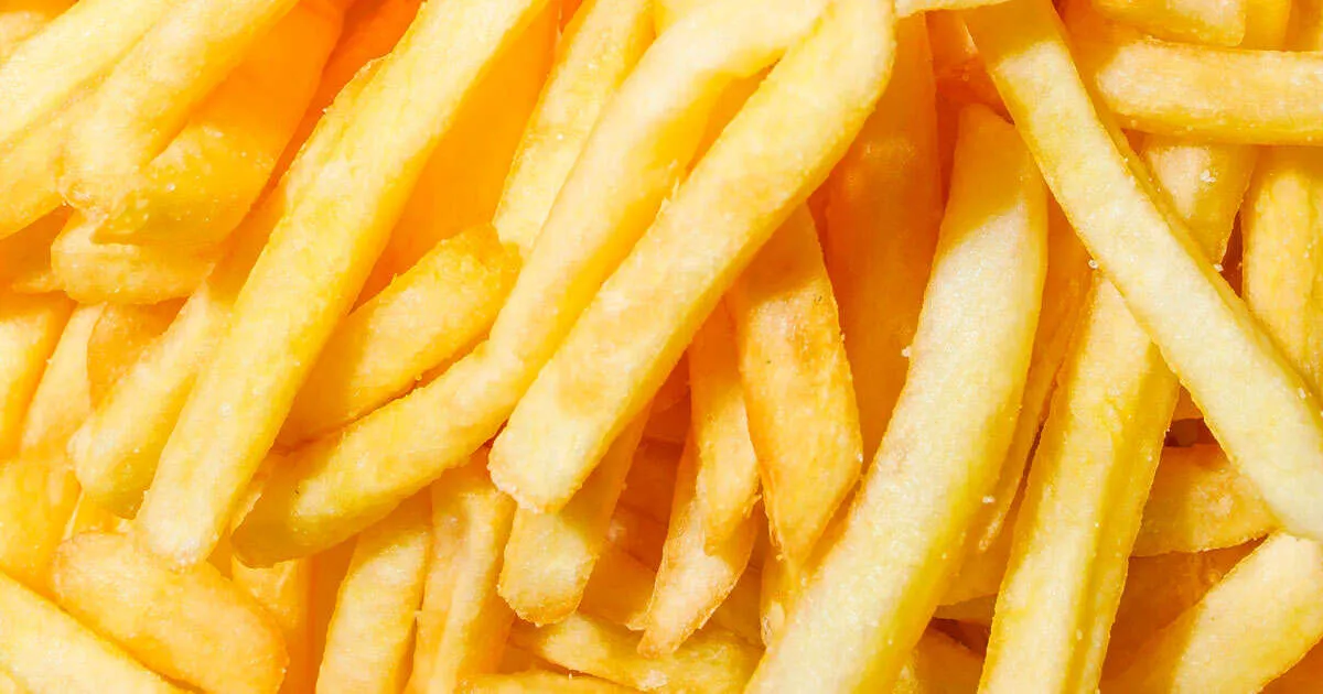 Un camion riempie lautostrada di patatine fritte il video