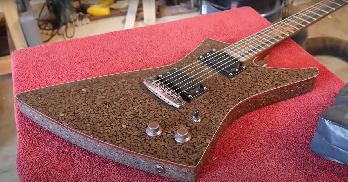 Questa bellissima chitarra  fatta di chicchi di caff