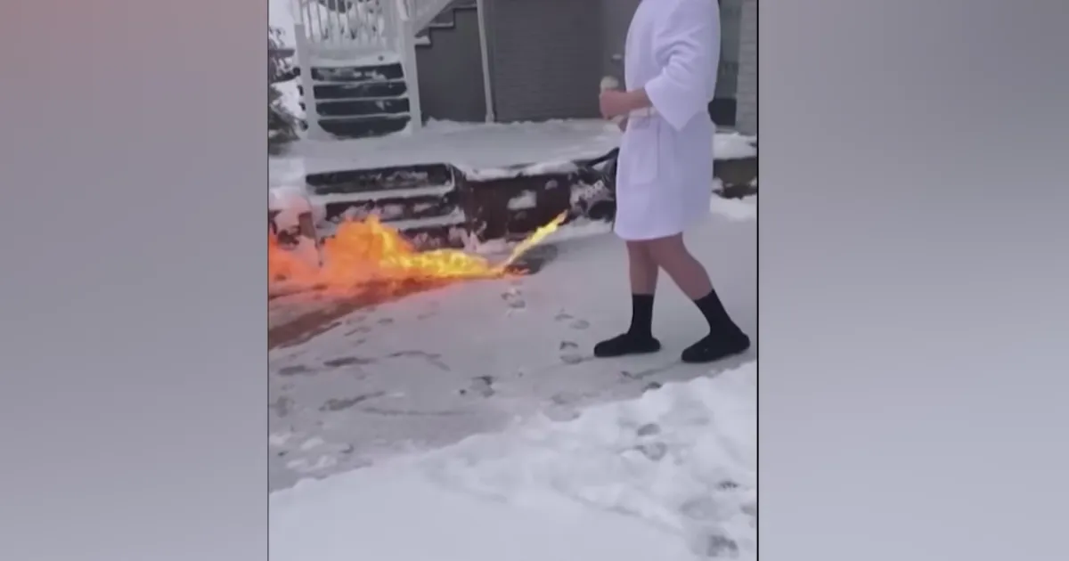 Troppa neve sul vialetto usa il lanciafiamme per liberarlo