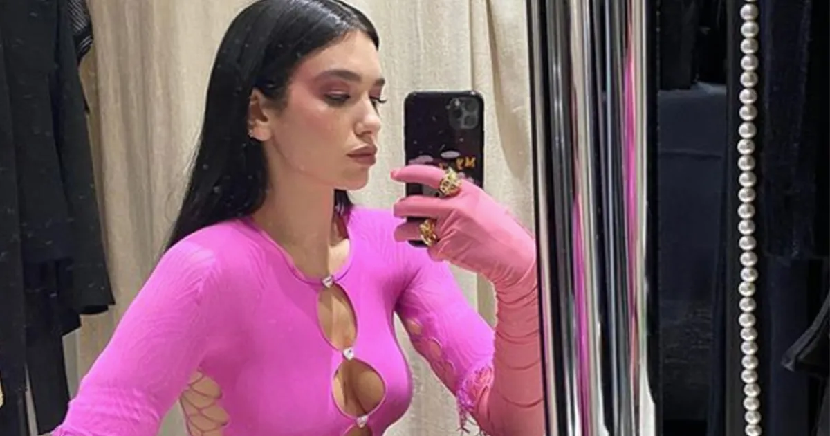 Dua Lipa cambia look e diventa bionda per la copertina di Vogue 2021