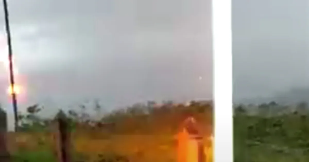 Brasile fulmine cade a pochi metri dall8217uomo che lo riprende il video