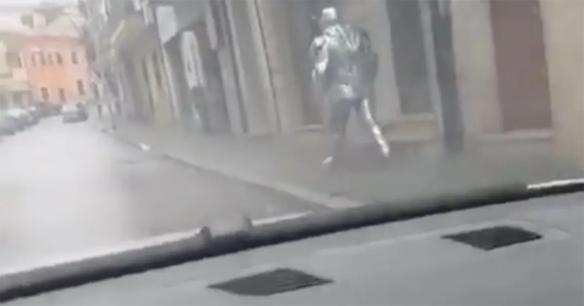 Frosinone un uomo cammina per strada con addosso unarmatura