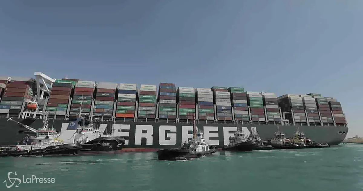 La Ever Given inizia a muoversi le immagini dal Canale di Suez
