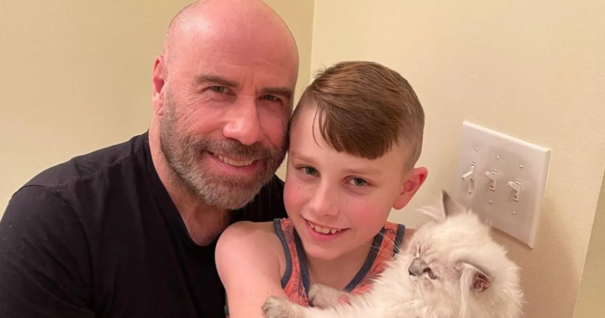 John Travolta mostra il figlio con il nuovo gattino ma tutti notano un altro particolare