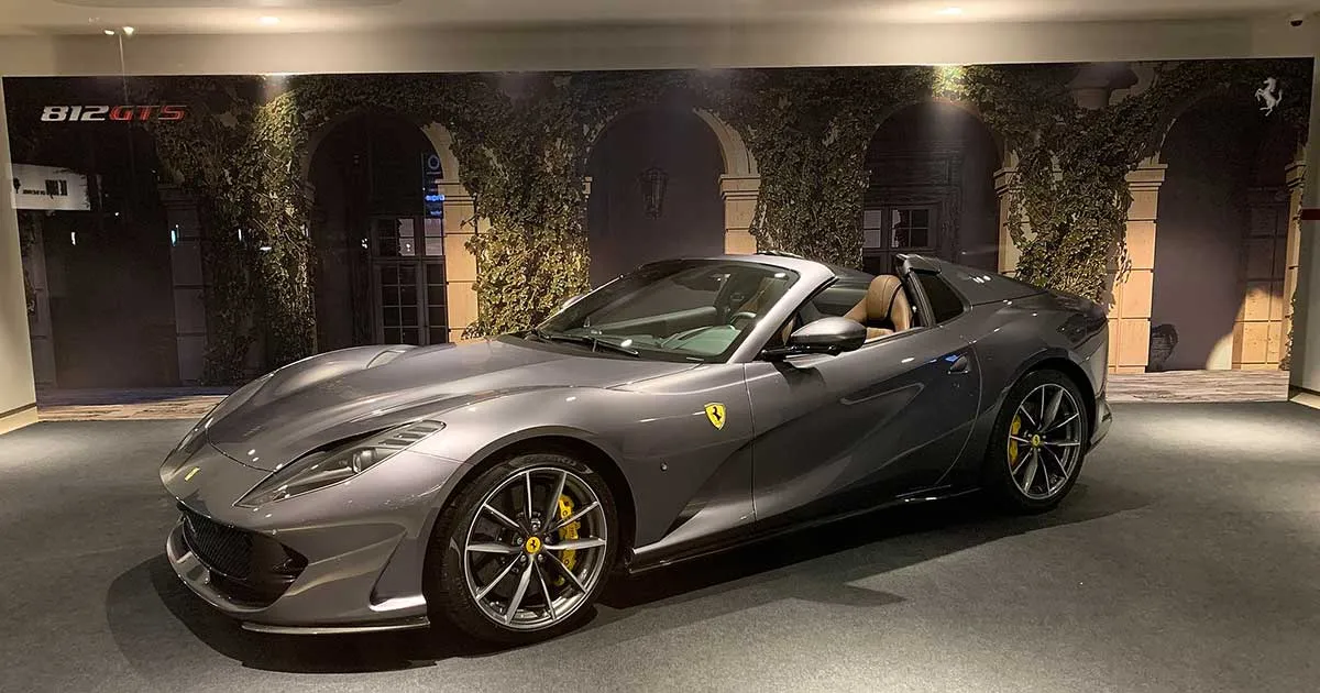 Sbaglia a inserire la marcia e la Ferrari finisce nel Lago di Garda