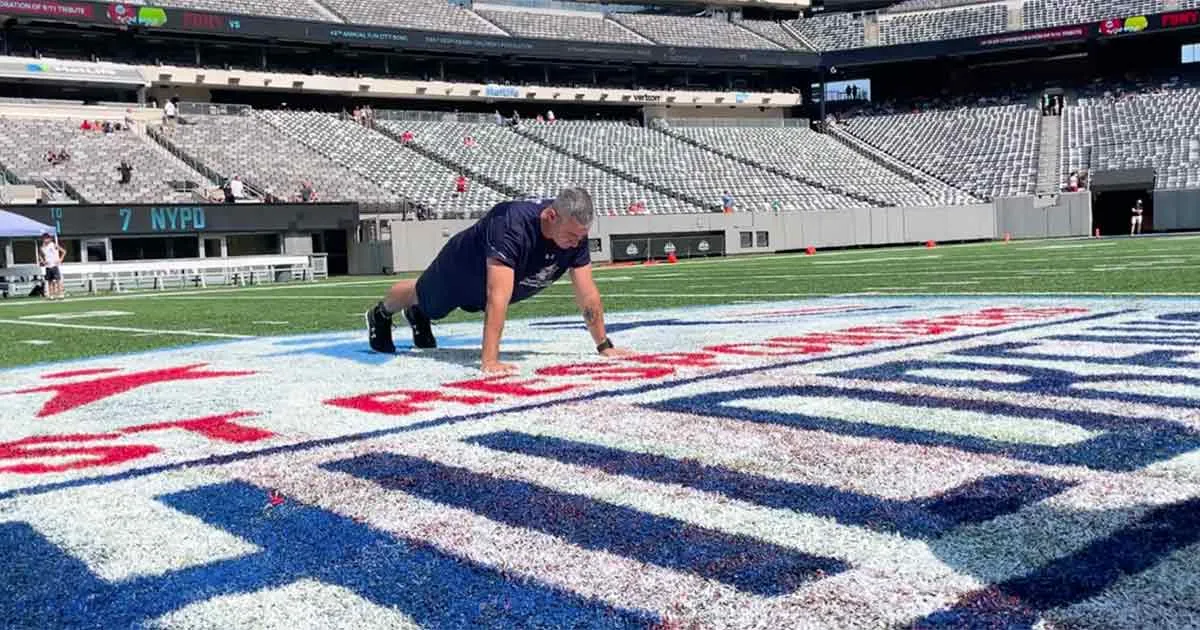 Questuomo ha fatto un milione e mezzo di flessioni in un anno per un motivo molto importante