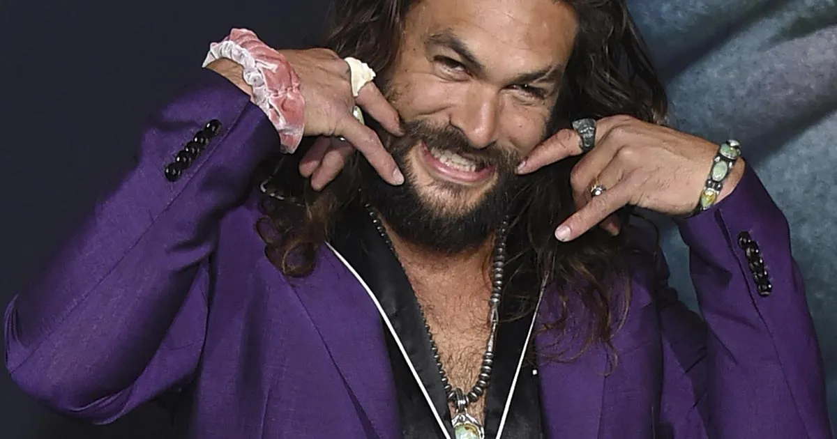 Jason Momoa  sexy anche quando fa le cose pi noiose il video