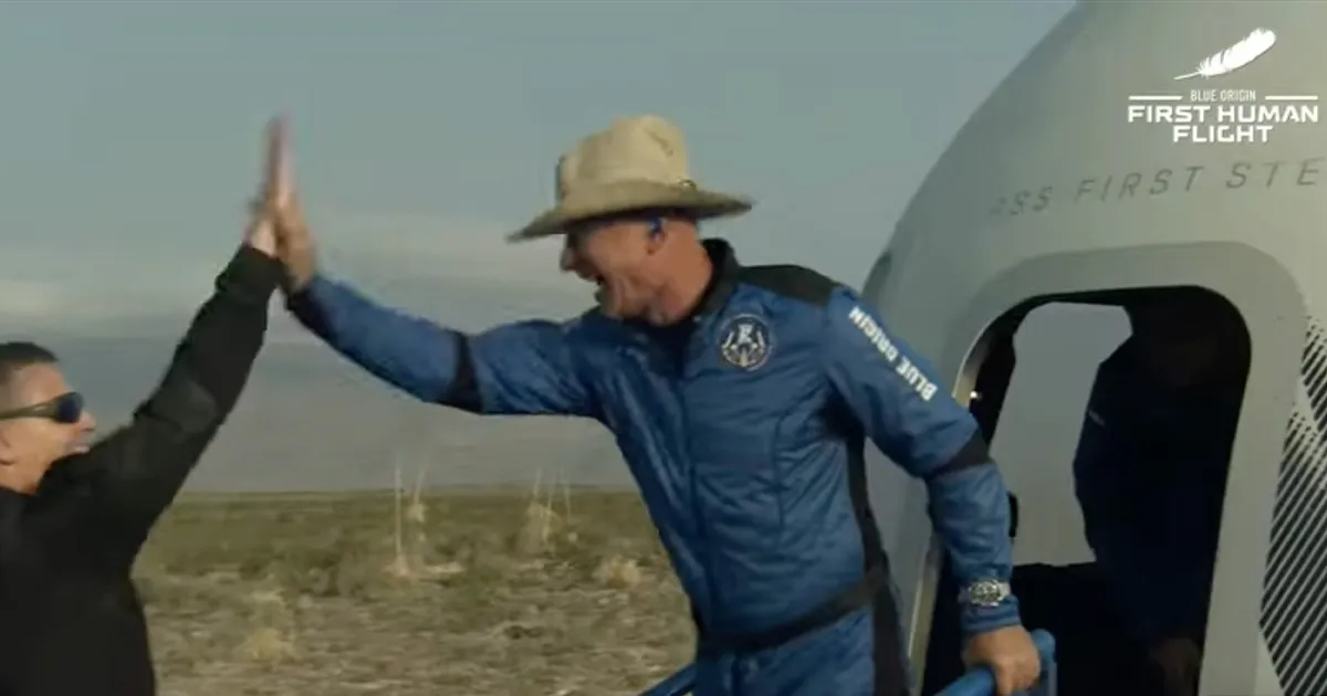 Bezos nello spazio missione compiuta il volo Blue Origin completato con successo