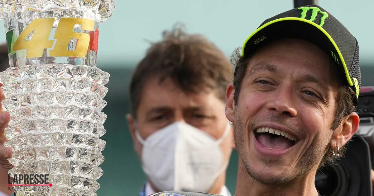 Valentino Rossi saluta la MotoGP labbraccio dei tifosi e la dedica di Francesca Sofia Novello