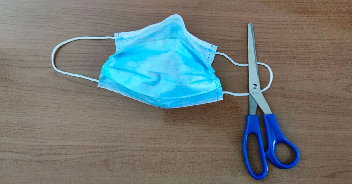 Mascherine ecco perch  importante tagliare gli elastici prima di buttarle via