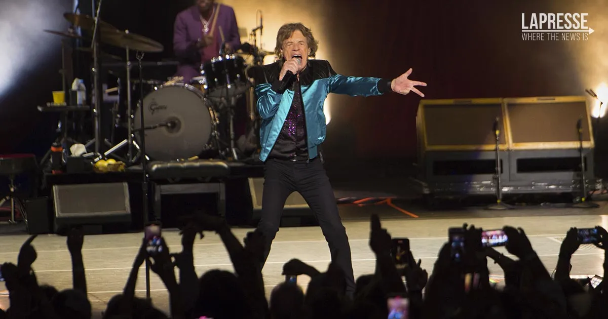Mick Jagger spettatore al concerto dei Coldplay guarda il video