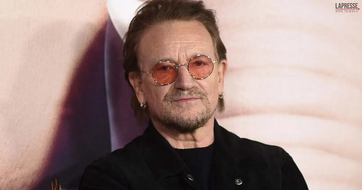 Bono avvistato il frontman degli U2 in giro per i mercatini di Natale vicino Dublino