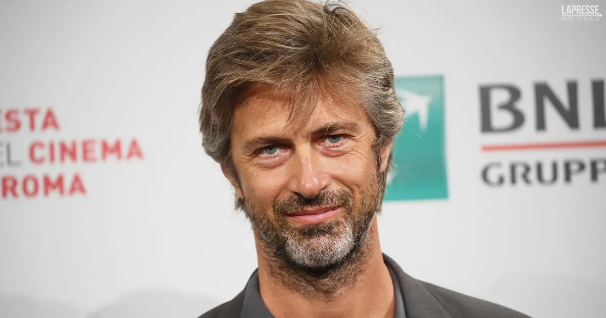 Kim Rossi Stuart  un pap eroe salva il figlio caduto nel Tevere
