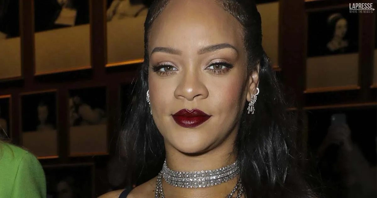 Rihanna in babydoll trasparente a Parigi per la Fashion Week