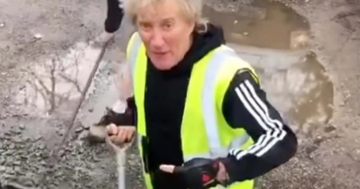 Rod Stewart offre il suo contributo agli operai mettendosi a riparare una stradina