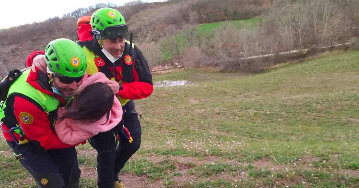 La bimba ritrovata tra i rovi dopo la notte al gelo ma qualcosa non torna