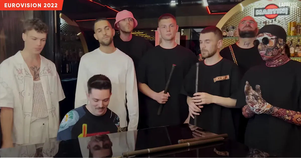 Mahmood e Blanco suonano insieme agli ucraini Kalush Orchestra