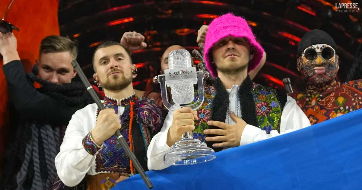 Kalush Orchestra allasta il trofeo dellEurovision Song Contest e il cappellino rosa