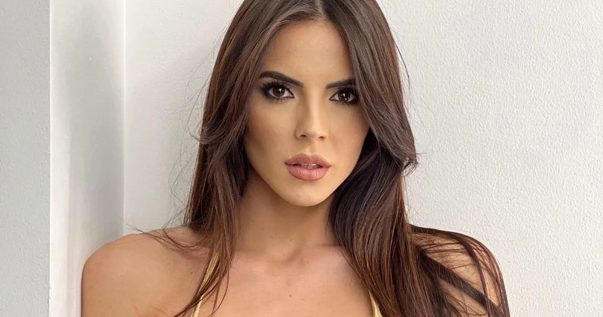 Striscia la notizia Shaila Gatta in bikini conquista Instagram