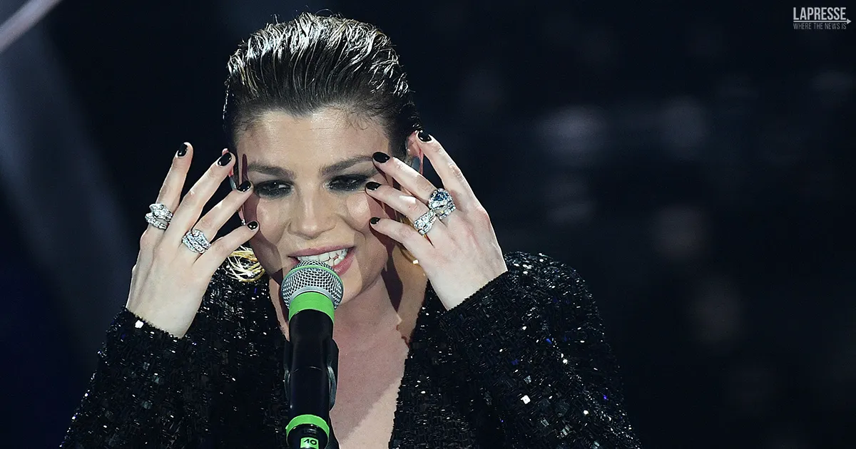 Una cavalletta sul palco spaventa Emma Marrone la sua reazione  da applausi