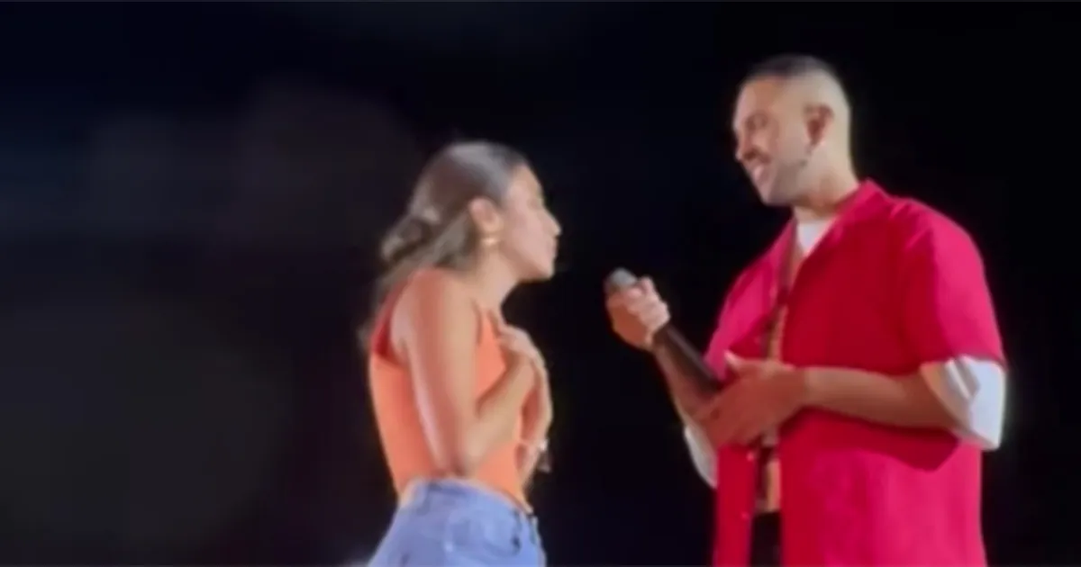 Mahmood porta una fan sul palco e canta con lei lesibizione  da brividi
