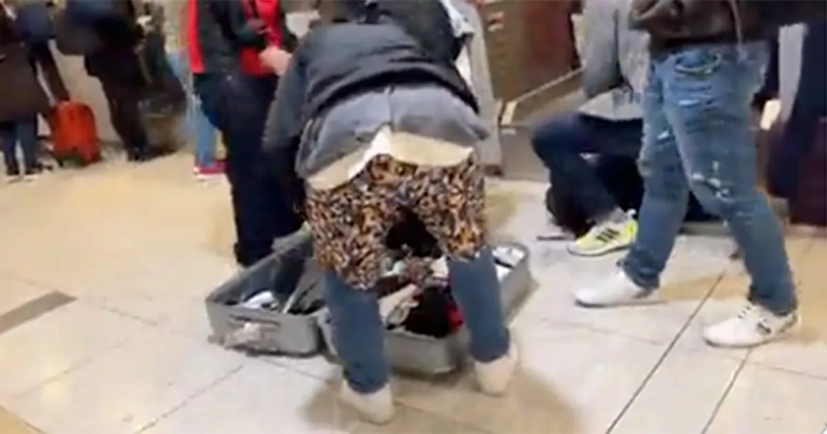 Per non pagare il peso del bagaglio in eccesso svuota la valigia e indossa tutti i vestiti il video diventa virale