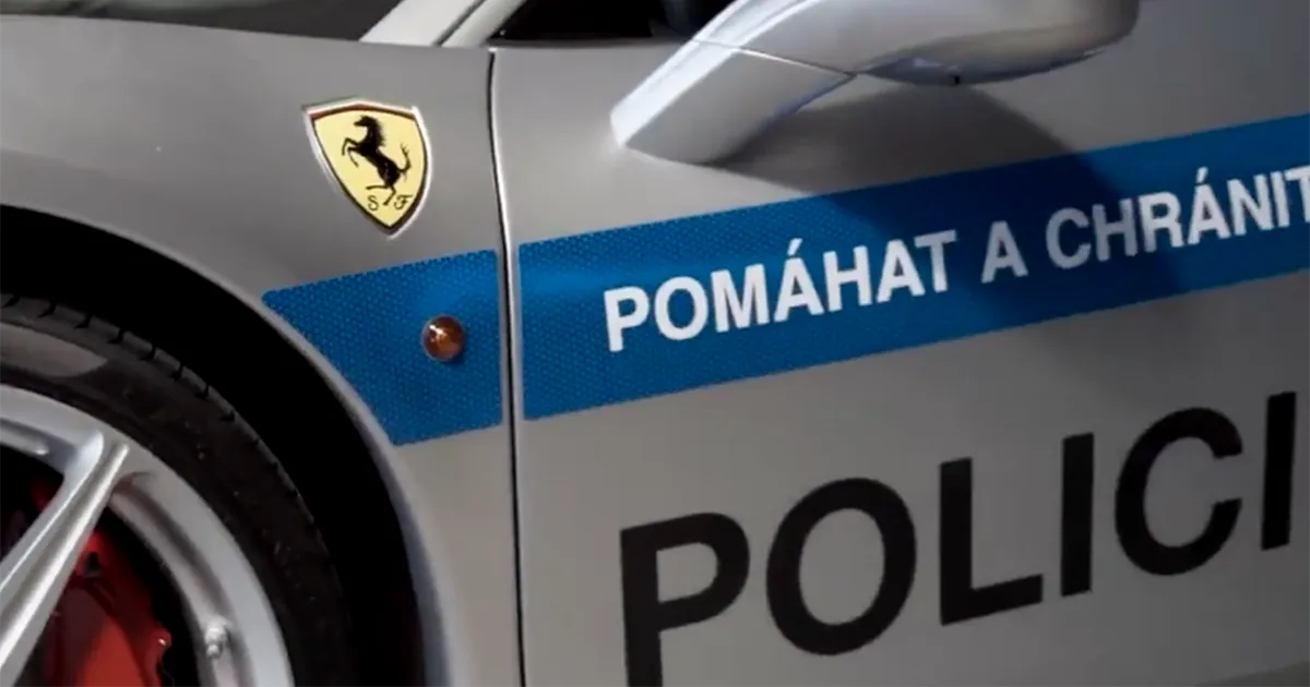 Ferrari da 180000 viene trasformata in una volante della Polizia il video