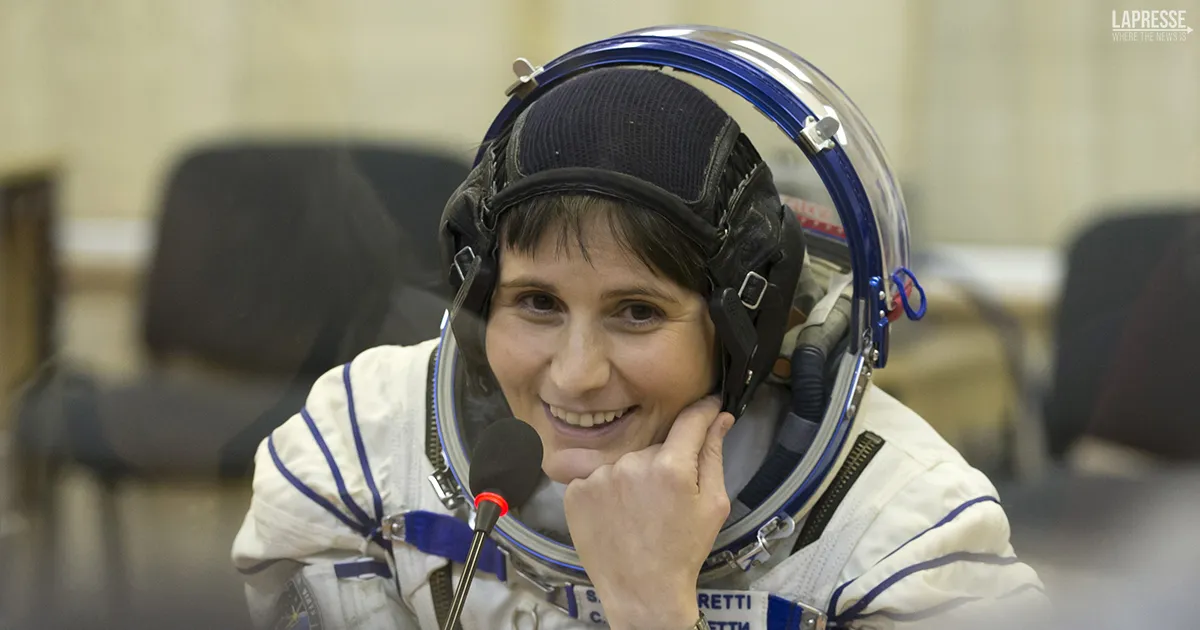 Samantha Cristoforetti incanta i social le foto dellaurora vista dallo spazio sono spettacolari