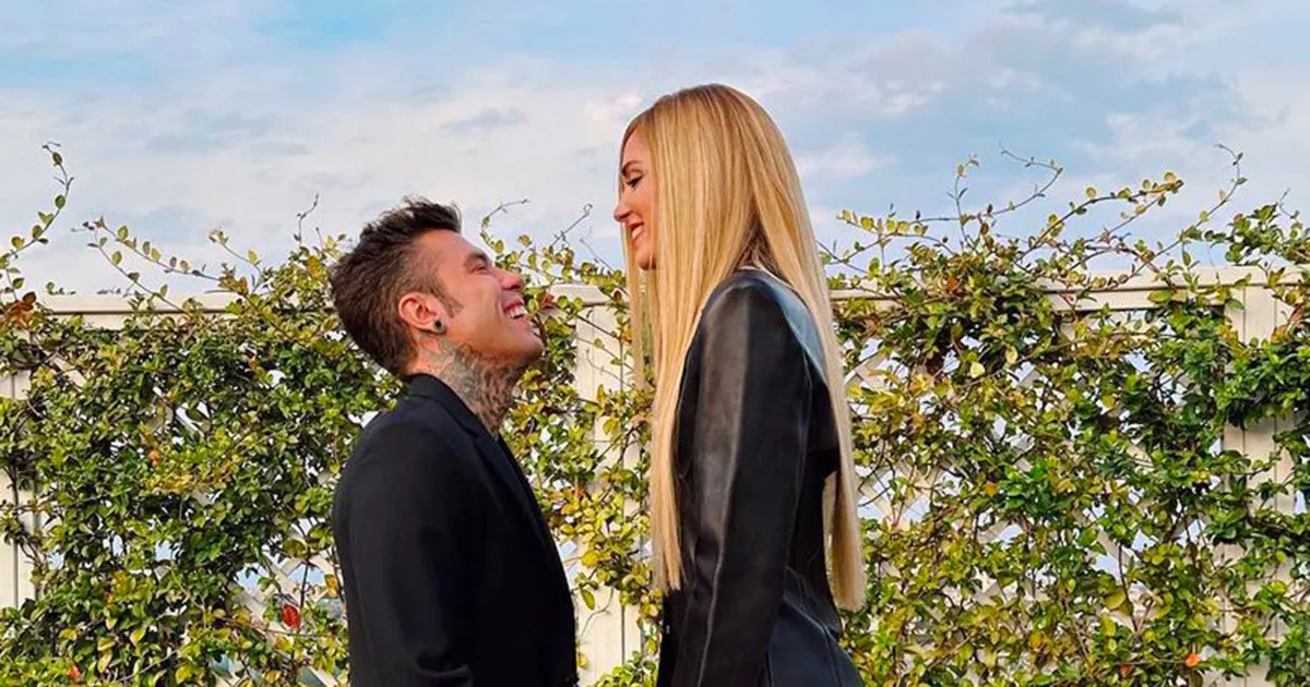 Lui scalzo e lei con i tacchi lesilarante video dei Ferragnezda un milione di like