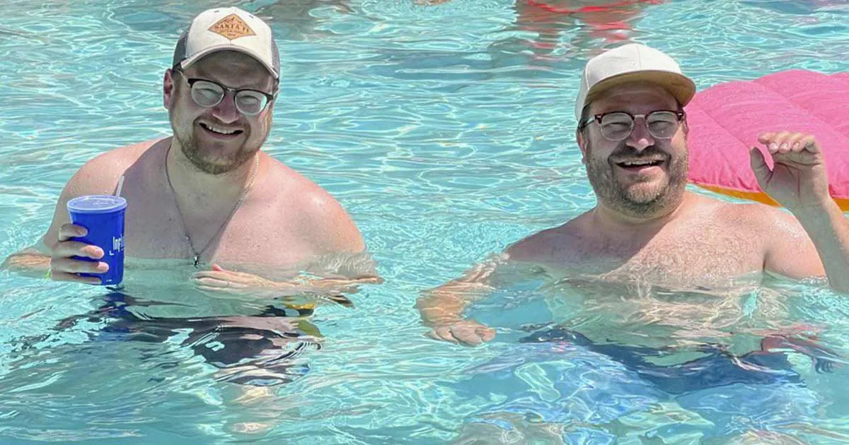 Scopre di avere un sosia identico a lui durante una giornata in piscina ecco la storia di questa foto