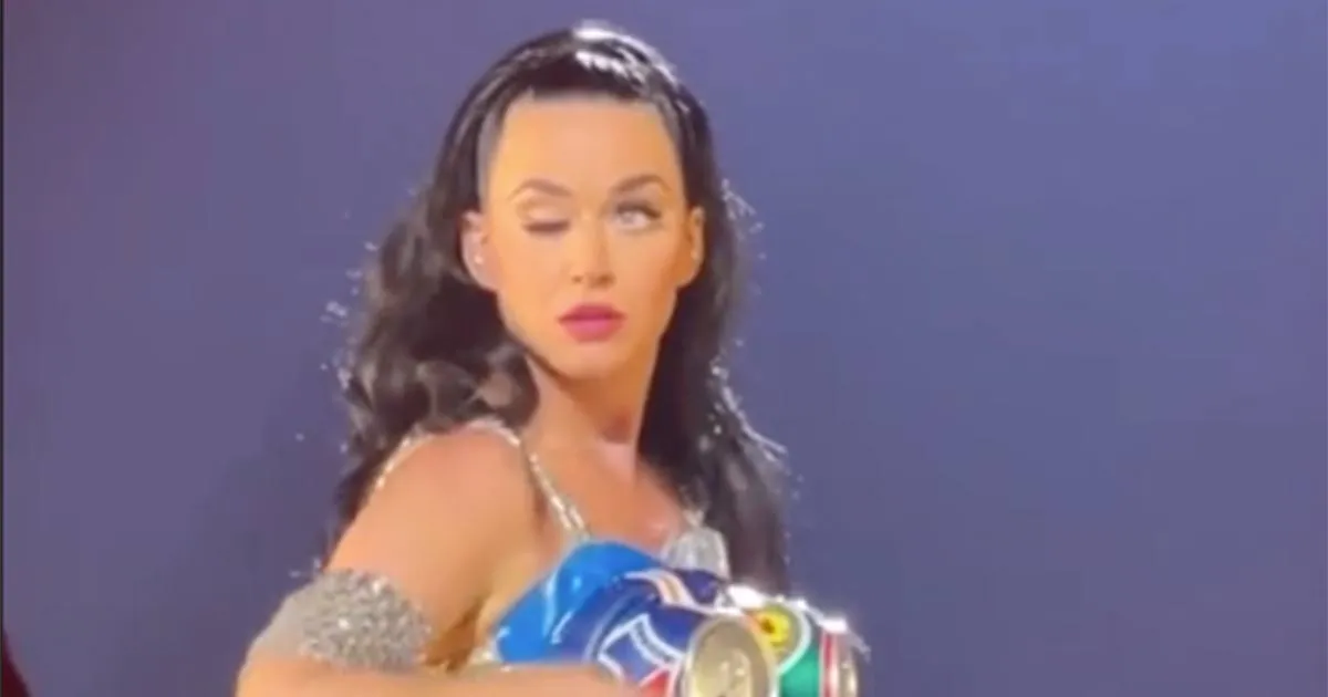 Paura durante il concerto di Katy Perry locchio rimane bloccato ecco la reazione dei fan
