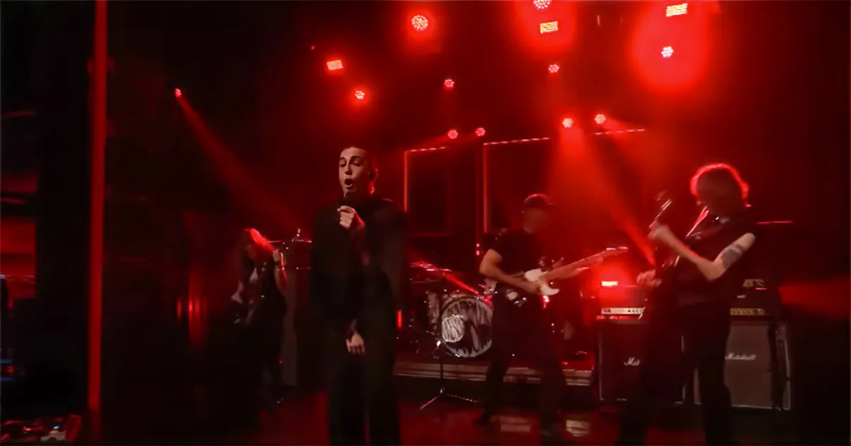 I Mneskin sono tornati da Jimmy Fallon con Tom Morello ecco la loro esibizione al The Tonight Show