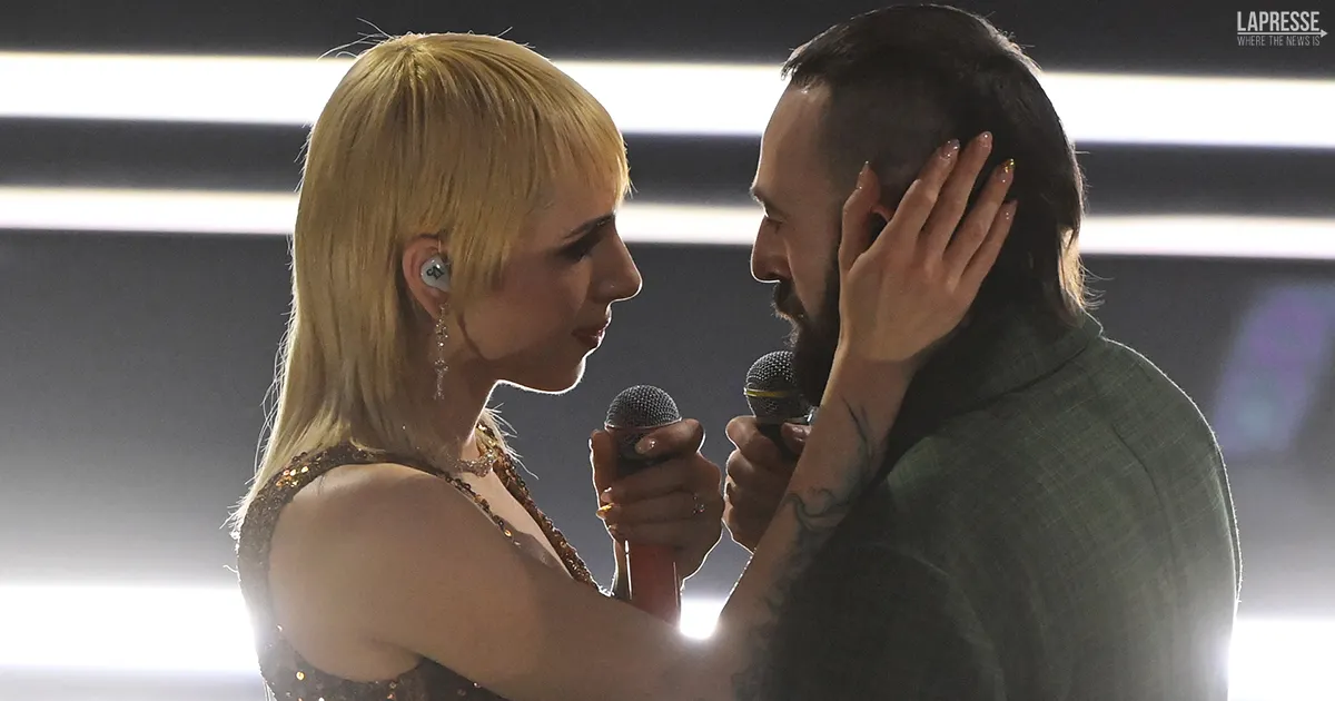 I ComaCose si sposano lannuncio in diretta alla conferenza stampa di Sanremo 2023